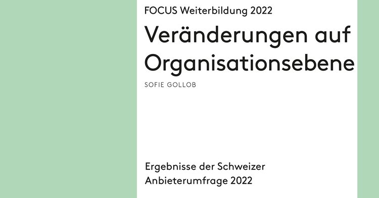 Flankiert von zwei grünen Balken zeigt die Abbildung der Schriftzugs der digitalisierten FOCUS Weiterbildung 2022, welche sich mit Veränderungen auf Organisationsebene beschäftigt.