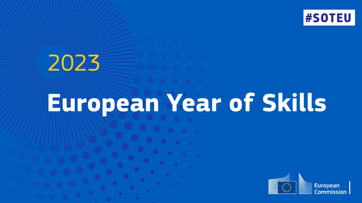 Auf blauem Hintergrund wird in weissen Buchstaben das "European Year of Skills" 2023 skandiert, da die EU-Kommission dieses Jahr zur Bekämpfung des Fachkräftemangels machen will.