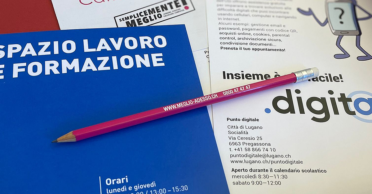 Abgebildet sind ein Bleistift sowie eine blaue Broschüre mit dem Titel "Spazio Lavoro", welche Teil des informellen Lernortes, Caffè APPrendo im Tessin sind.