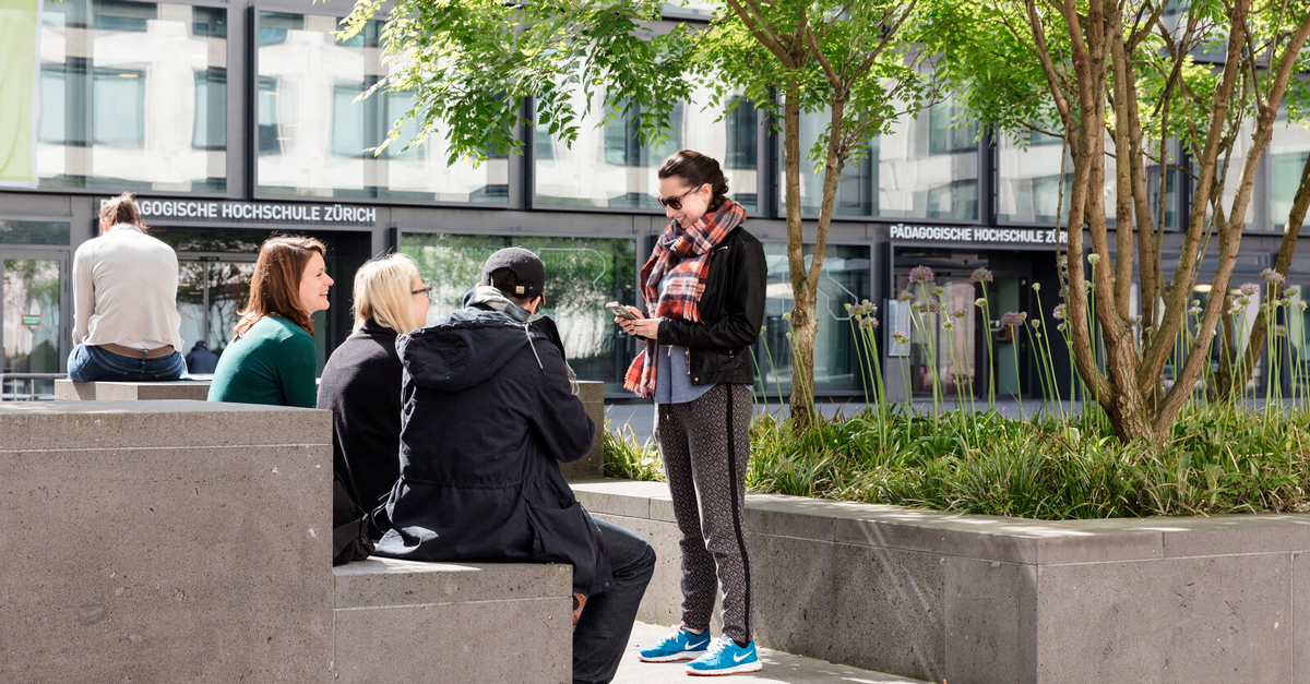 Vier Erwachsene unterhalten sich auf dem Campus der PH Zürich