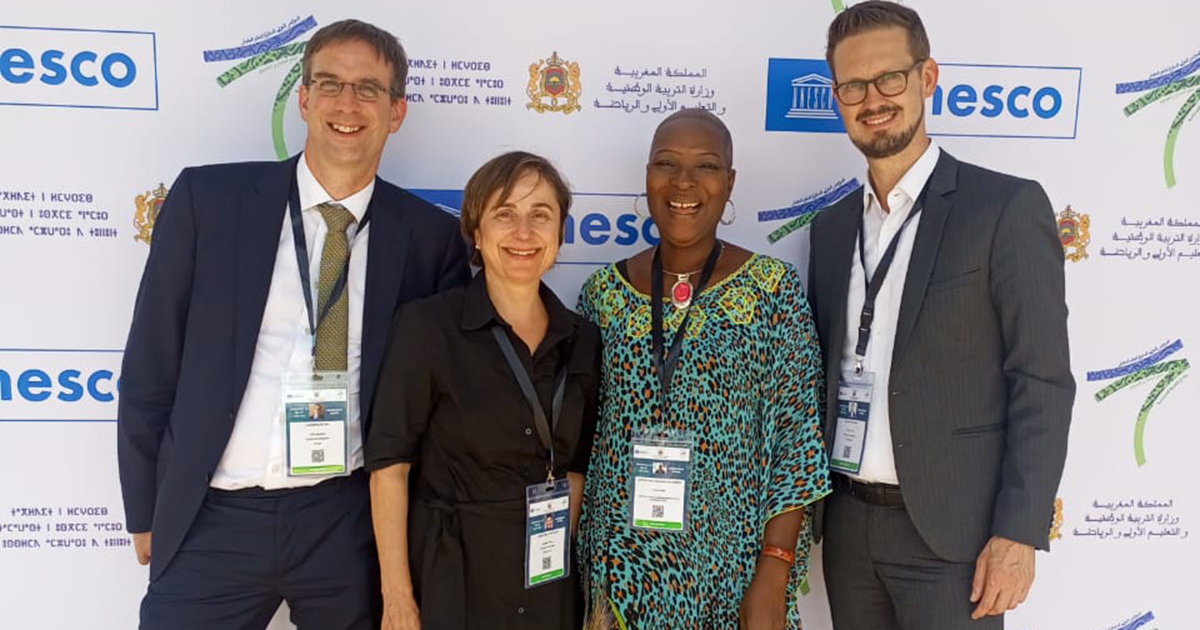 Foto der Schweizer Delegation von CONFINTEA in Marrakesch, deren Veranstaltung die Weiterbildung auf mehreren Ebenen in über 140 UNESCO-Mitgliedsstaaten zu fördern.