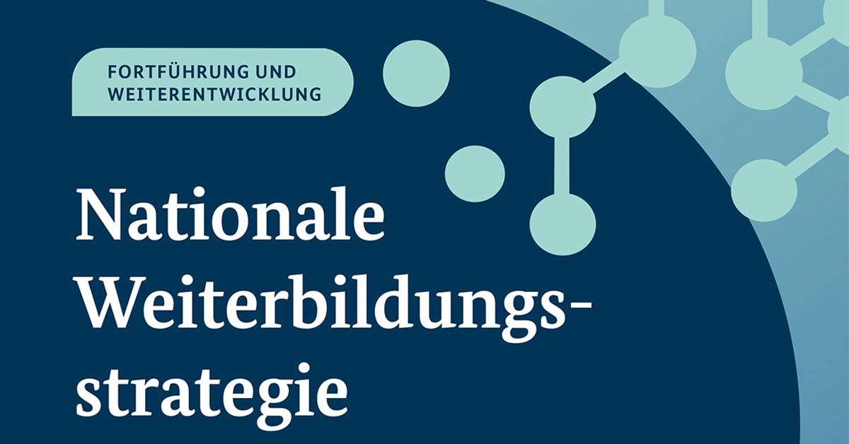 Schriftzug "Fortführung und Weiterentwicklung" und "Nationale Weiterbildungsstrategie" auf blauem Hintergrund mit Kreisen als Verzierungen