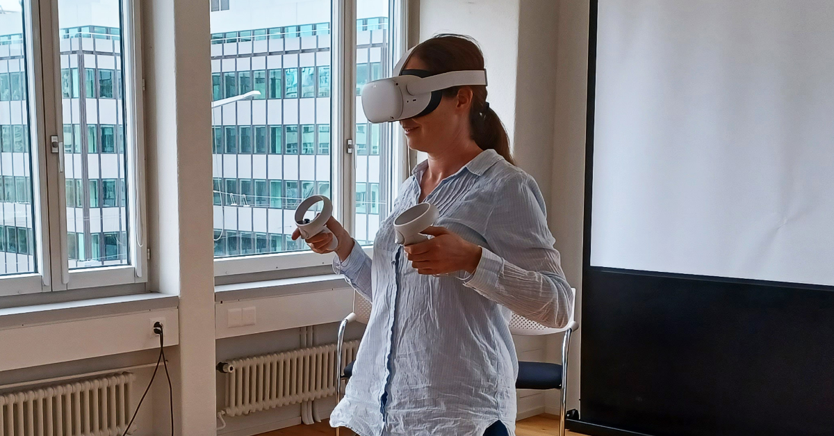 Eine SVEB-Mitarbeiterin testet eine Virtual Reality-Brille